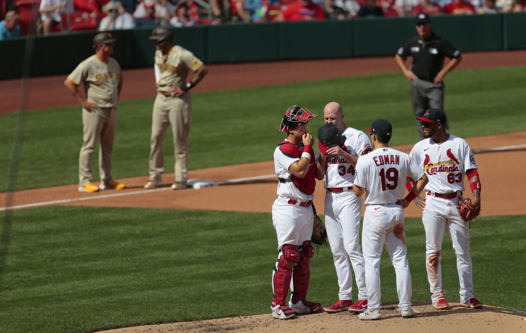 Cardinals sweep Padres with 8-7 victory